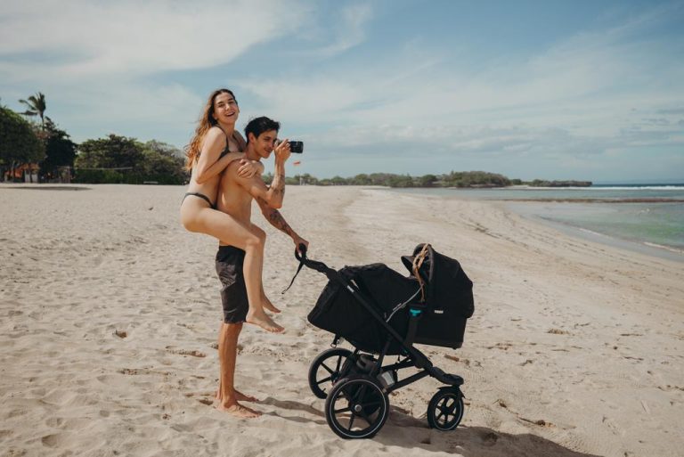 Doi sibieni au biroul unde vor. Pe plajă, în hamac sau în Bali, dar oriunde cu Leon, micuțul de patru luni ce a vizitat trei continente