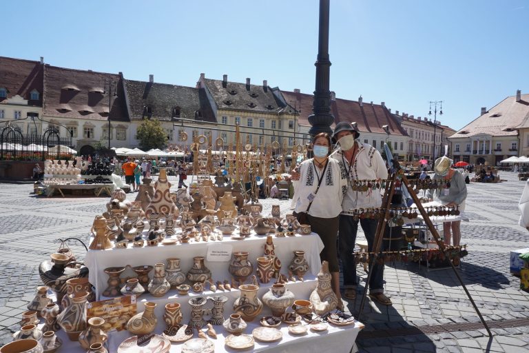 Peste 100 de meșteri își vor expune creațiile la Târgul Olarilor din Sibiu