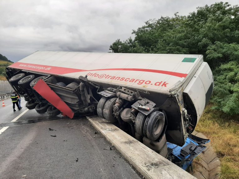 Un TIR a trecut prin parapetul de pe A1 pe viaductul de la Cristian