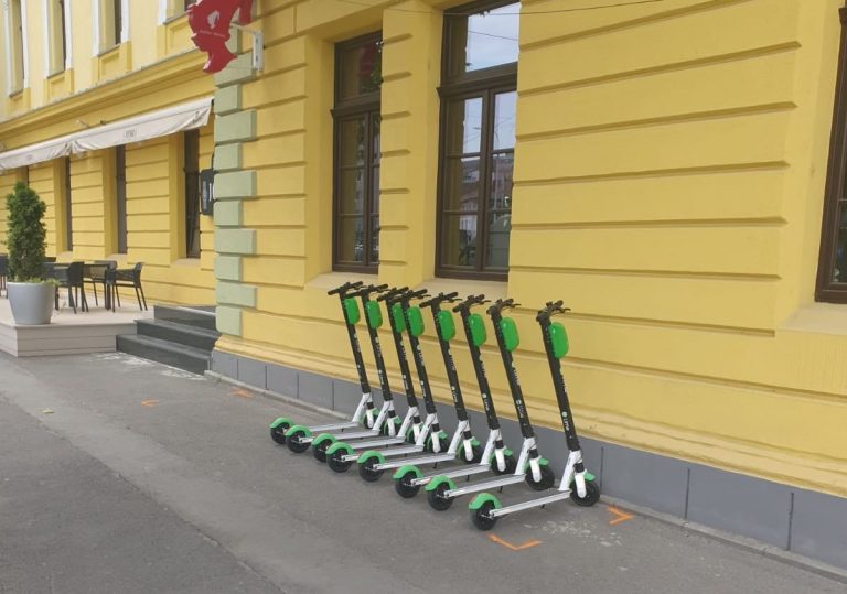 Viteza de circulație a trotinetelor a fost limitată în parcurile din Sibiu