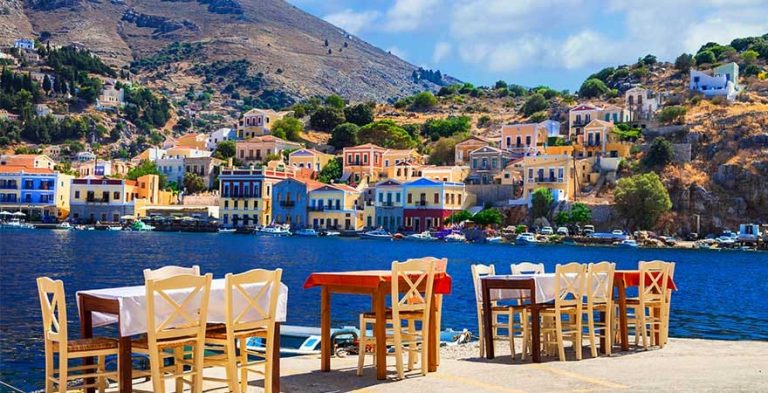 După o scurtă perioadă de panică, românii au uitat de război și au reluat cumpărarea de vacanțe