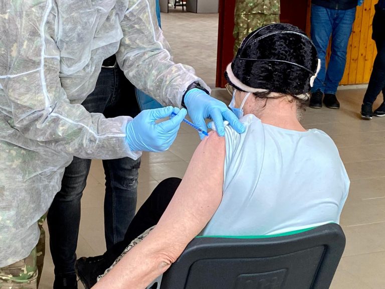 Crește interesul pentru vaccinare, în Sibiu: peste 800 de noi imunizări și 700 de doze „booster” pe zi