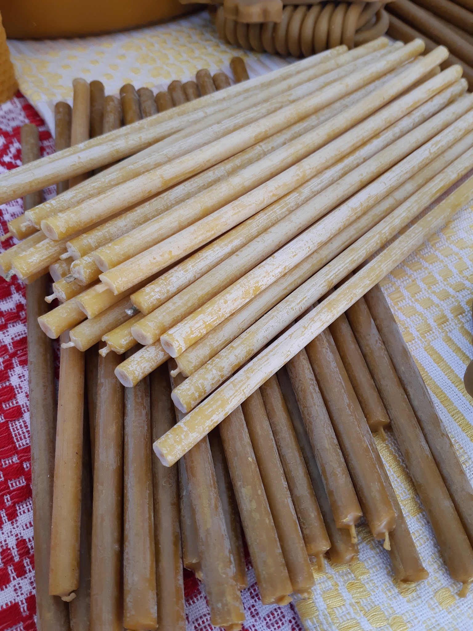 Vizitatorii Muzeului ASTRA au învățat cum se confecționează lumânările din seu de oaie