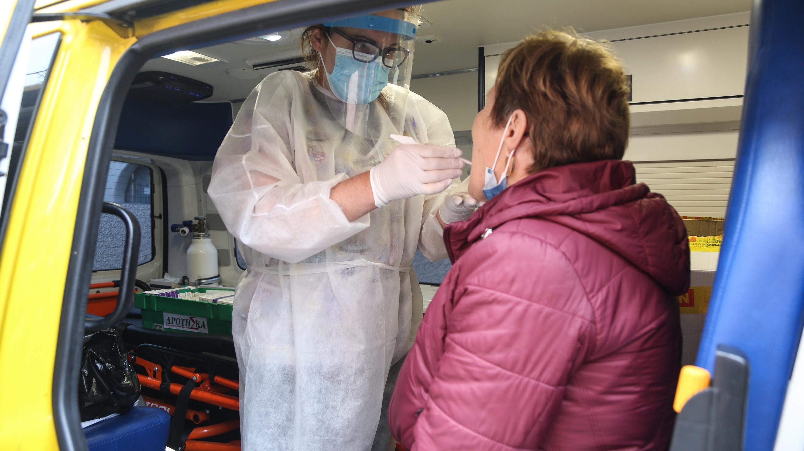 60 de persoane din comuna Aţel au primit asistenţă medicală gratuită din partea Arhiepiscopiei Sibiului
