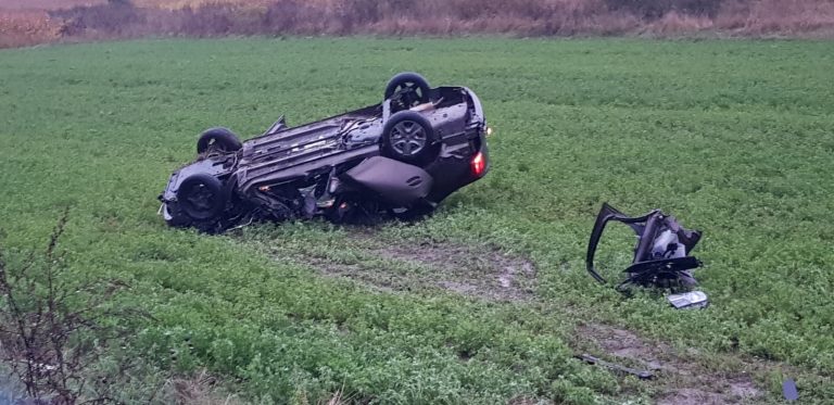 FOTO A ieșit de pe șosea cu mașina, s-a izbit de un copac și s-a răsturnat