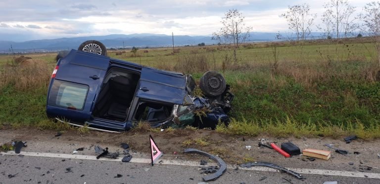 FOTO Accident grav pe DN 14, la Şura Mare. Unul dintre şoferi a fugit de la locul evenimentului