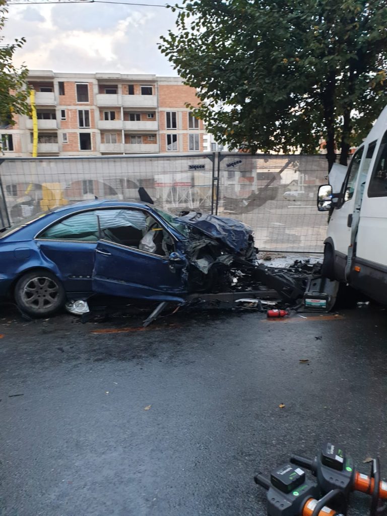 FOTO Bărbat fără permis de conducere, în stare gravă după ce a provocat un accident rutier