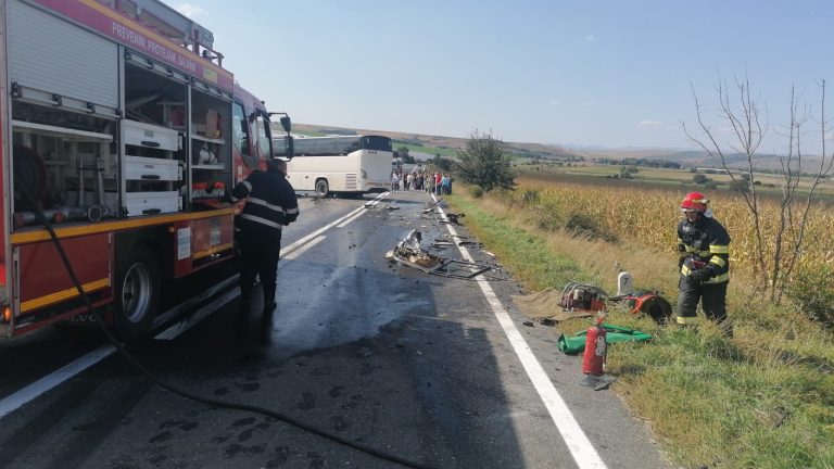 FOTO Accident între un autocar şi un autoturism, pe DN 1