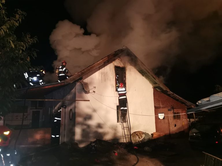 Acoperișul unei case din Sibiu, cuprins de flăcări