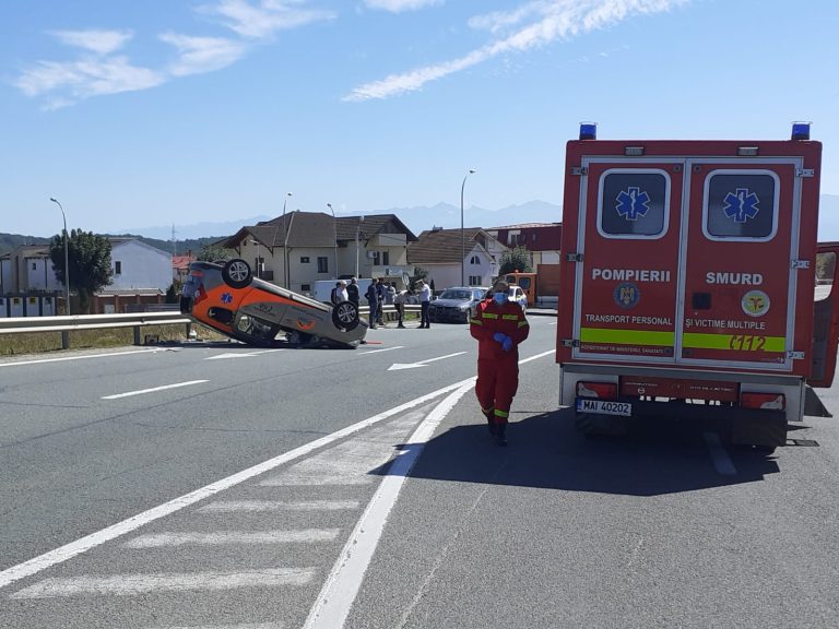 FOTO Autospecială care transporta persoane la dializă, lovită de un autoturism. 4 răniţi în urma evenimentului