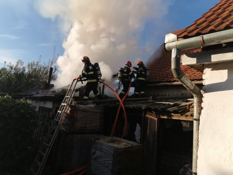 FOTO Două case din Sibiu, la un pas să ia foc