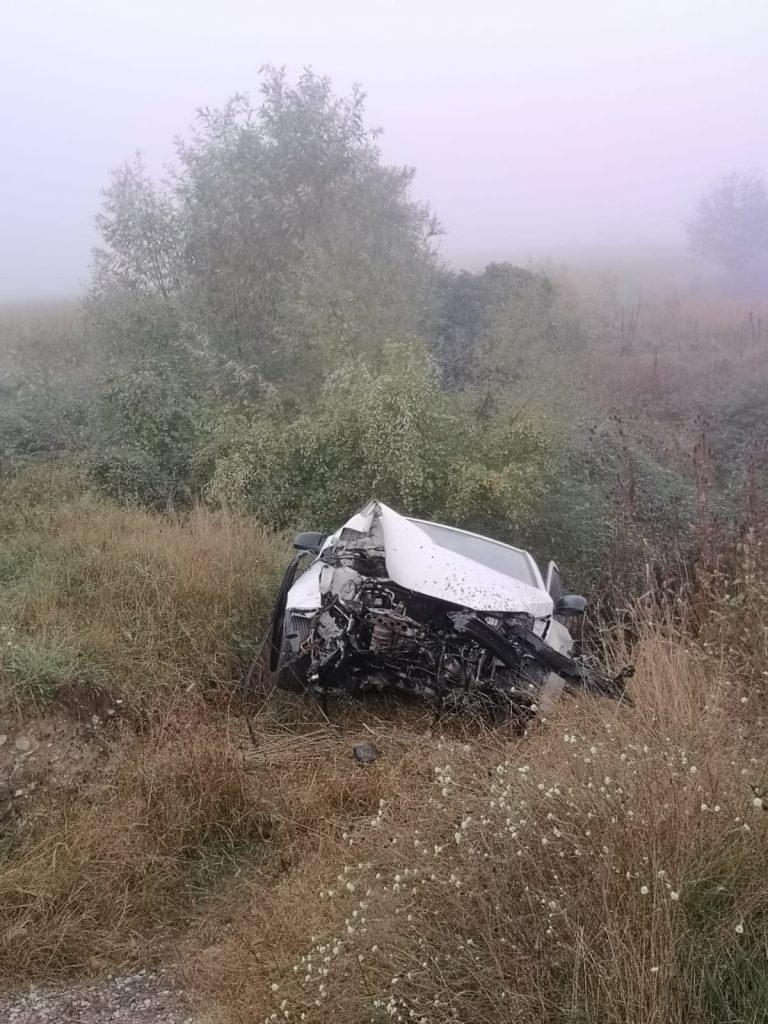 FOTO Șofer rănit după ce a intrat cu mașina într-un cap de pod