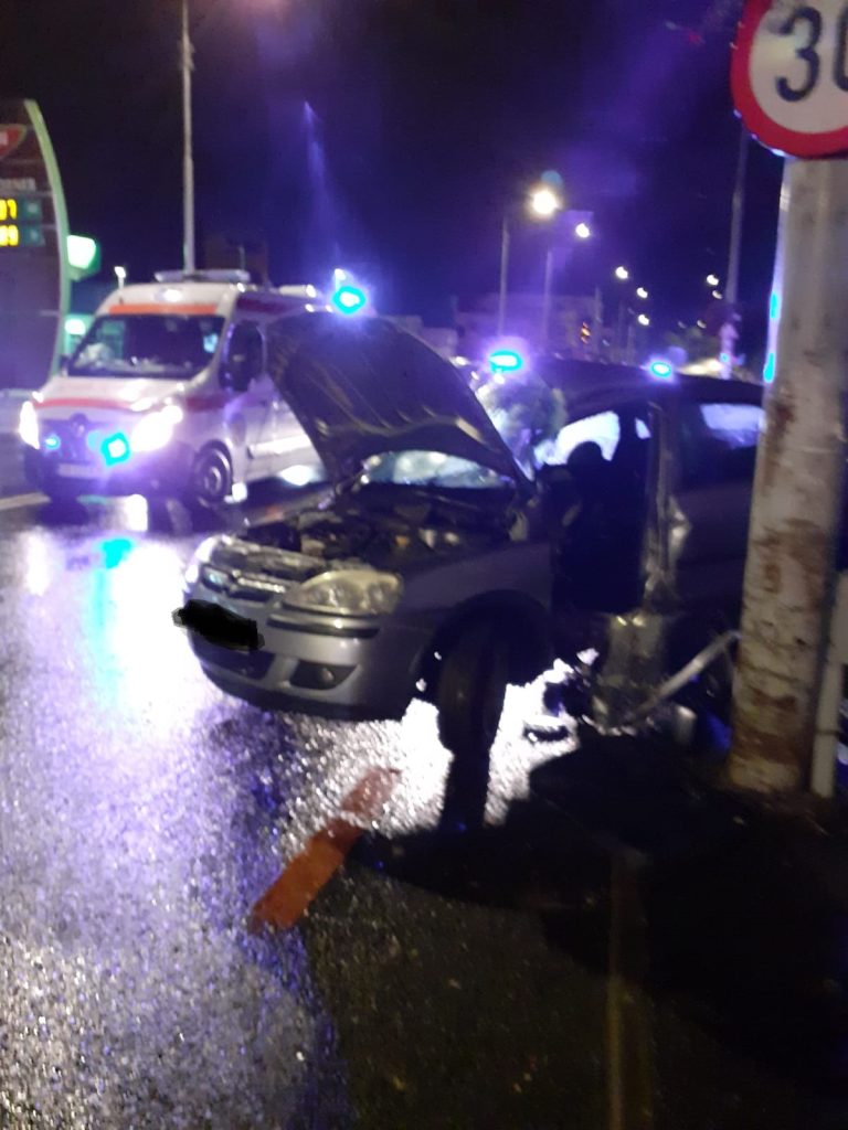 FOTO Tânăr rănit după ce a intrat cu maşina într-un stâlp din beton