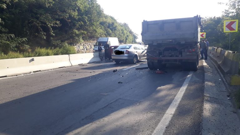 Trei autoturisme implicate într-un accident rutier pe DN 1