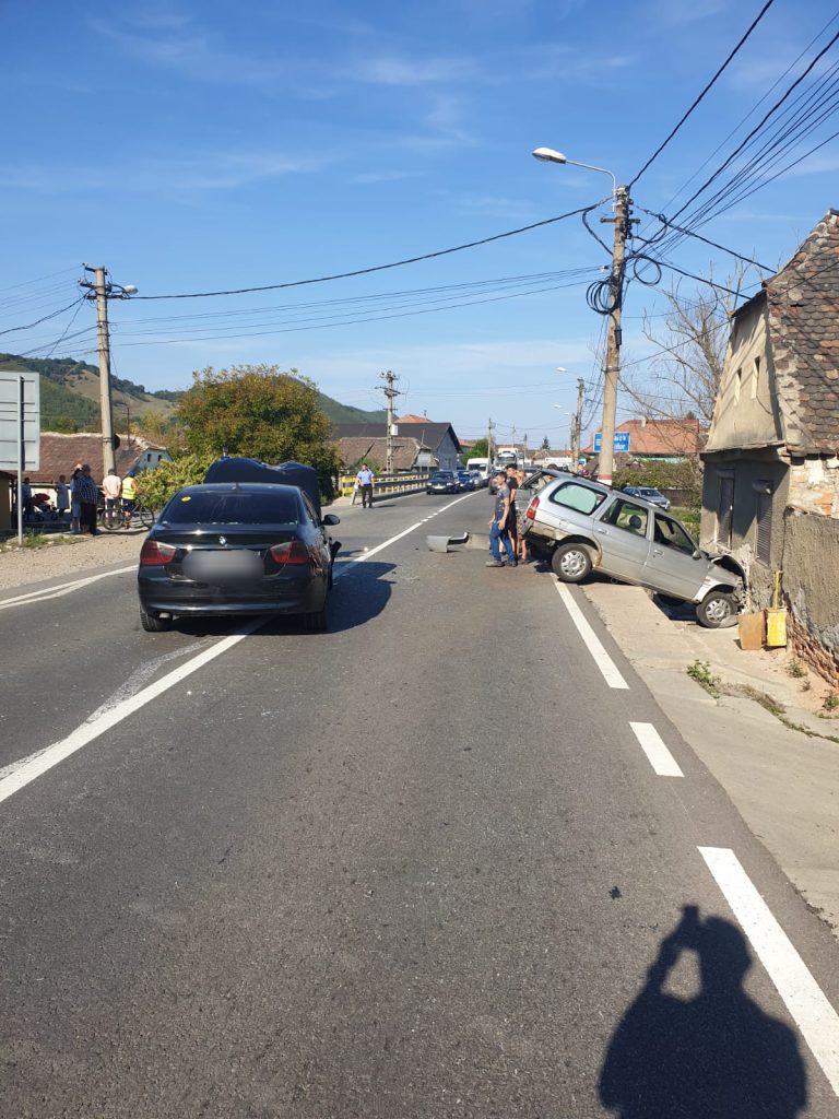 FOTO Trei victime în urma unui accident produs între trei autoturisme în Copşa Mică