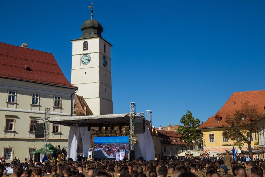 Studenții ULBS și ai Academiei Forțelor Terestre din Sibiu încep anul universitar în Piața Mare