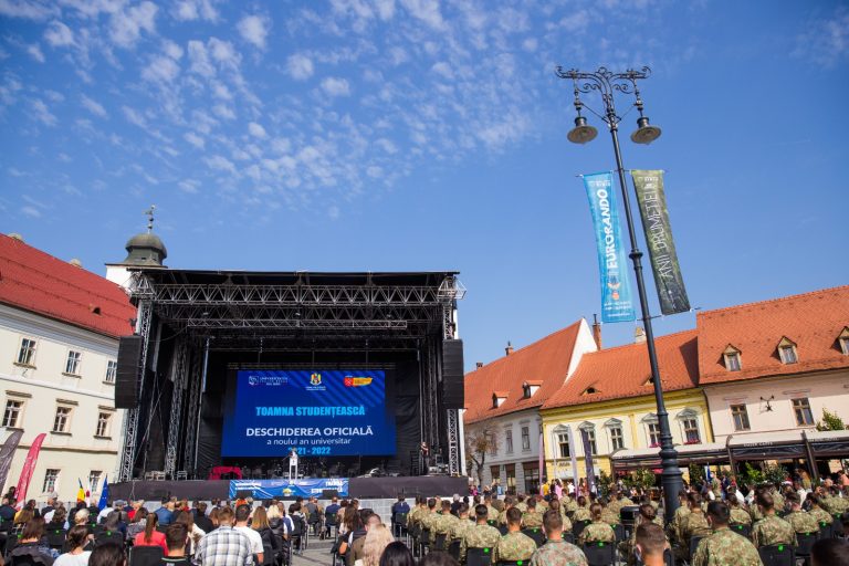 Studenții sibieni au început noul an universitar în Piața Mare: „Aici se află cele mai brave inimi și cele mai harnice suflete!”
