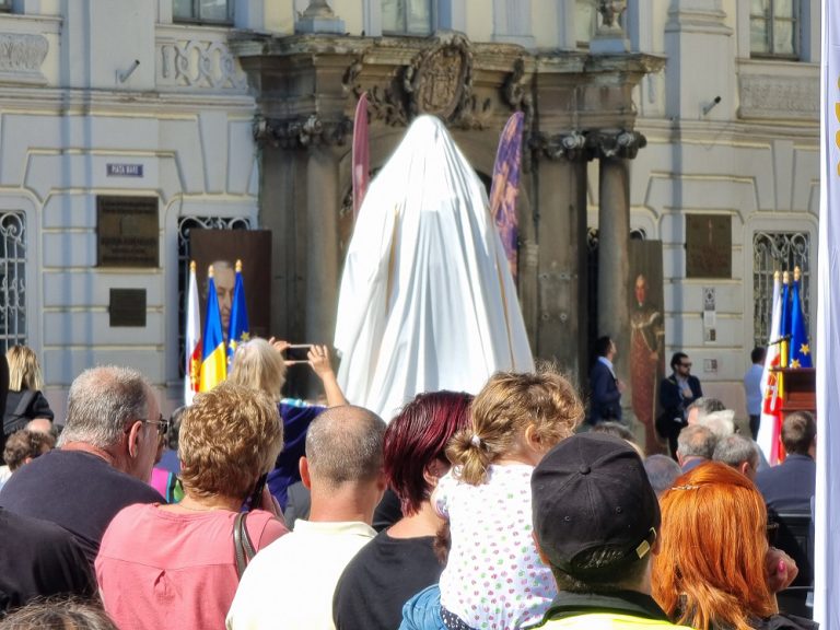 VIDEO & GALERIE FOTO Klaus Iohannis a dezvelit statuia baronului Samuel von Brukenthal din Piața Mare