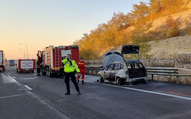 Automobil incendiat pe A1, în zona Aciliu. Trafic îngreunat