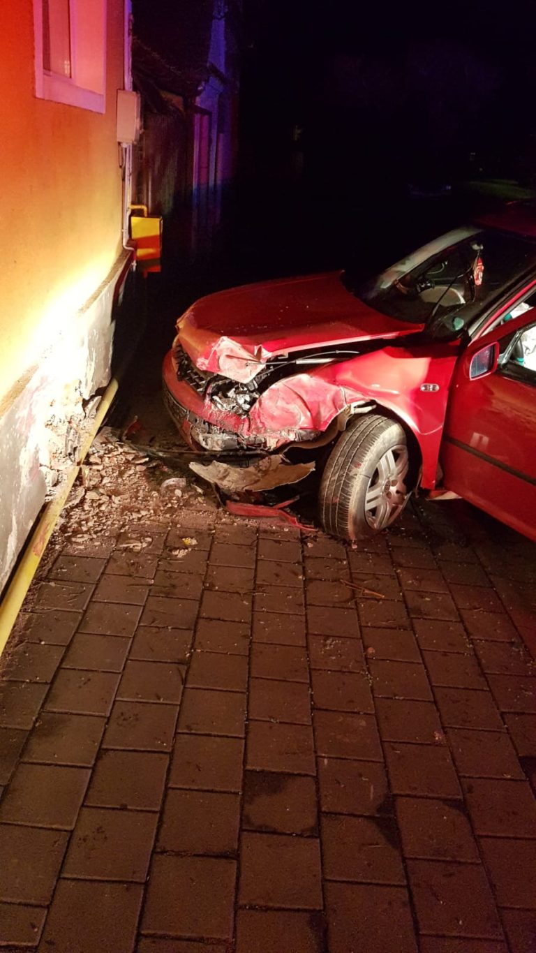 FOTO Cu permisul suspendat, băut bine şi urmărit de poliţişti, un bărbat a rupt o conductă de gaz şi s-a oprit în zidul unei case