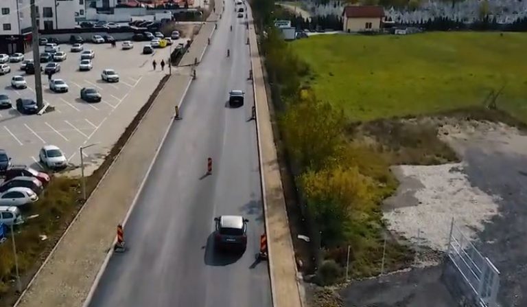 VIDEO Se toarnă asfalt pe DJ 106 C, în Cartierul Arhitecților, dar strada va fi gata anul viitor