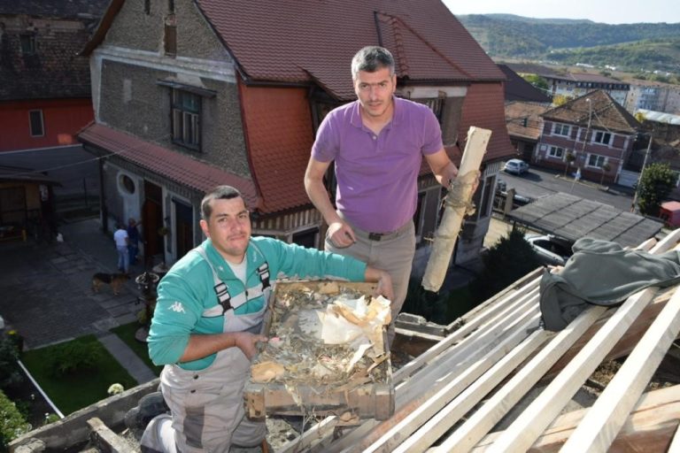 FOTO Documente care au aparţinut familiei savantului Hermann Oberth, descoperite la Mediaş în timpul reparaţiilor la acoperișul Casei Memoriale „Hermann Oberth”