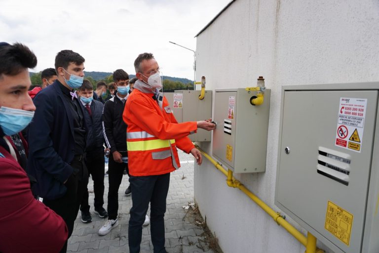 Elevii Şcolii Naţionale de Gaz Mediaş vor face practica la DelGaz Grid