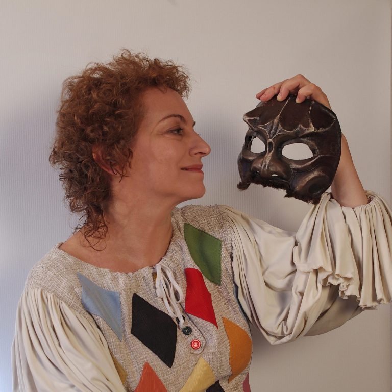 Studenții și absolvenții de la Artă Teatrală din Sibiu învață despre Commedia dell’Arte