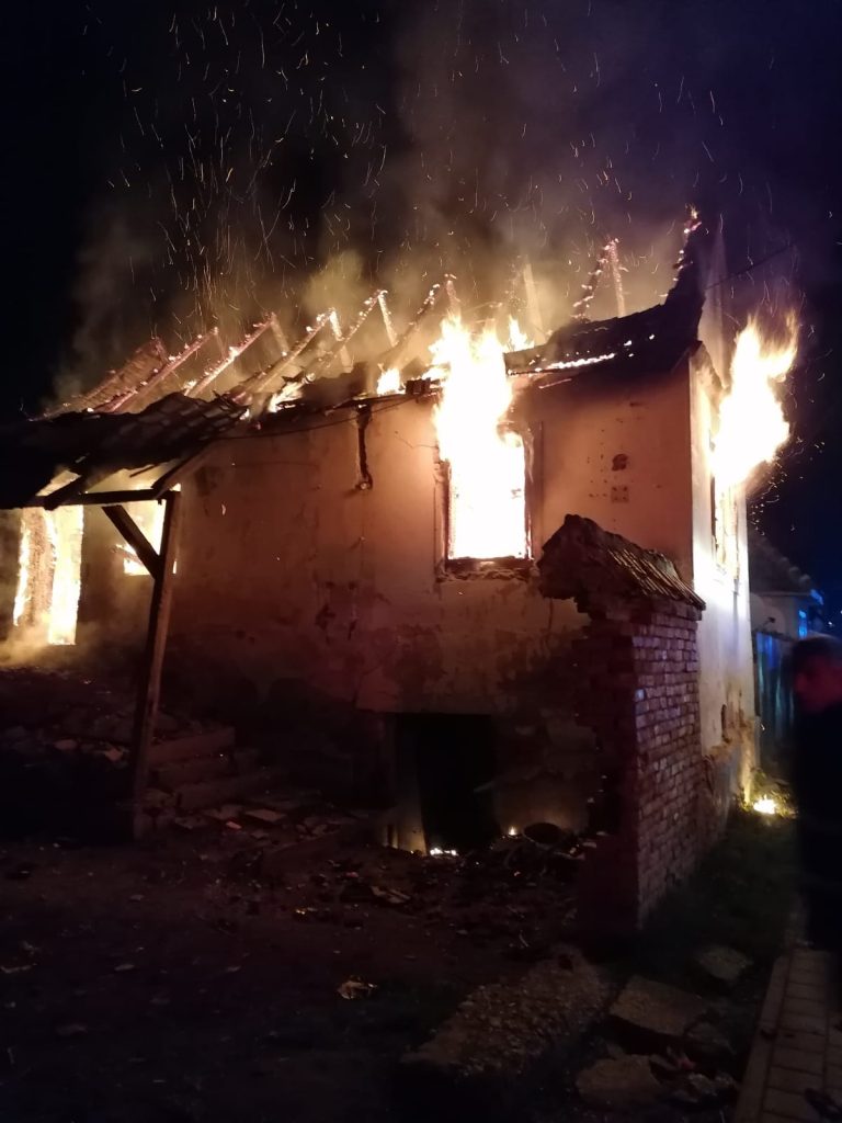 FOTO Două incendii stinse de pompieri, în Mediaș și Nocrich
