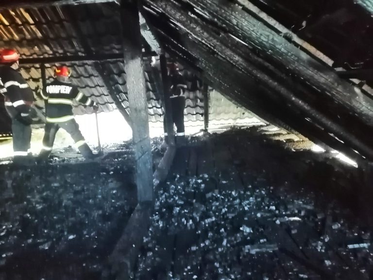 FOTO: Acoperişul unei case, cuprins de flăcări