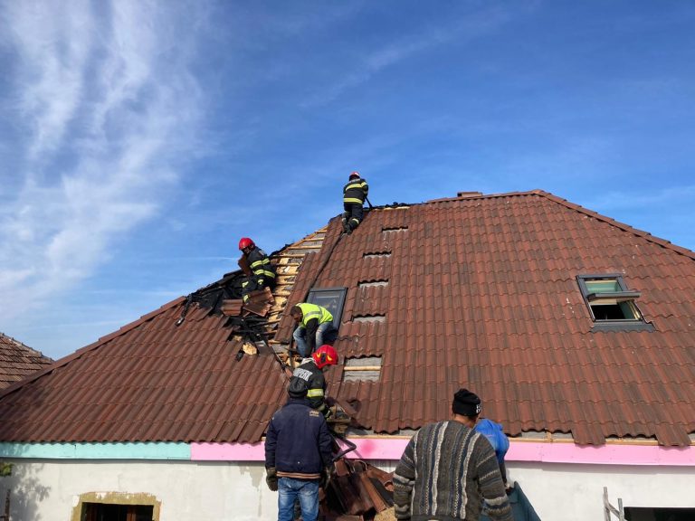 FOTO Incendiu la acoperişul unei case din Sibiu