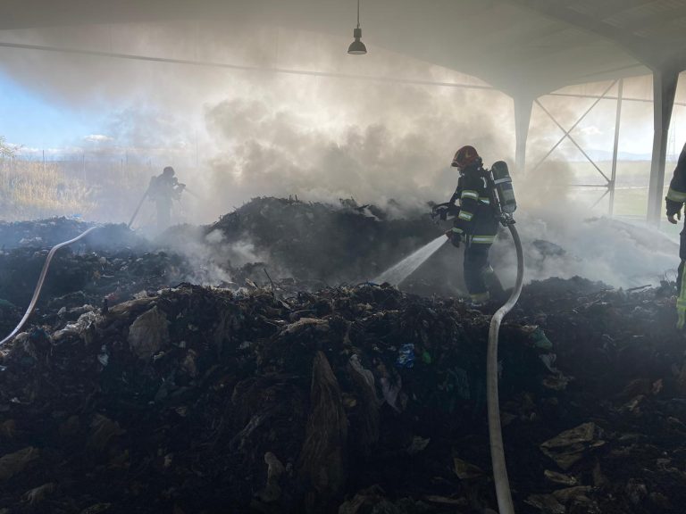 FOTO 10 tone de materiale plastice şi deşeuri menajere au ars, duminică, în urma unui incendiu