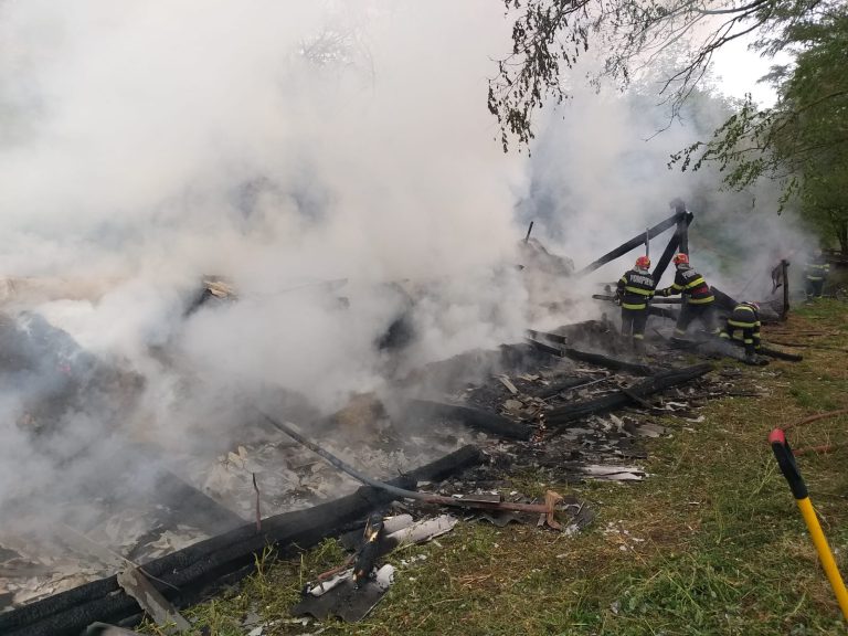 FOTO Un saivan a fost distrus de un incendiu, la Mohu. La Răşinari focul a izbucnit în camera unei case