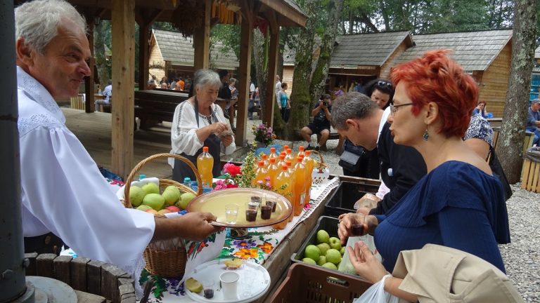 Demonstrații gastronomice ale gospodinelor din Șeica Mică, în Muzeul din Dumbrava Sibiului