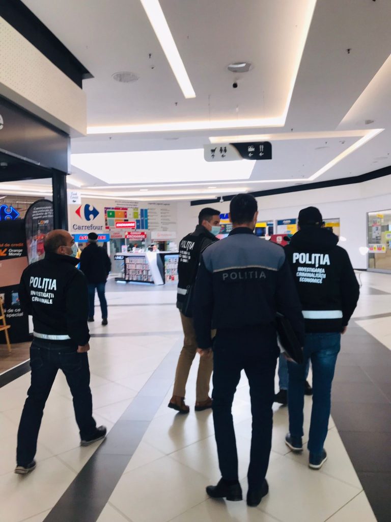 FOTO Poliţiştii le-au explicat sibienilor noile măsuri şi restricţii impuse de pandemia de COVID