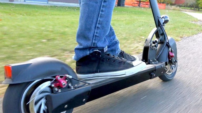 Bărbat de 66 de ani aflat pe o trotinetă, rănit de un camion