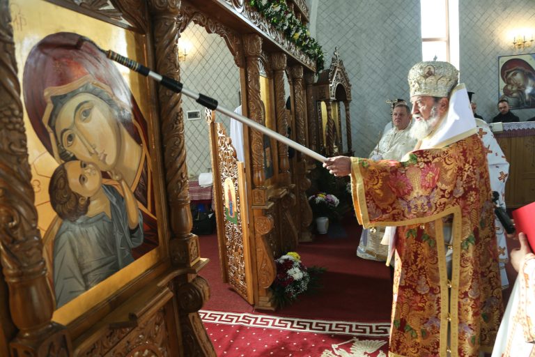Mitropolitul Ardealului a sfinţit noua biserică din Şelimbăr