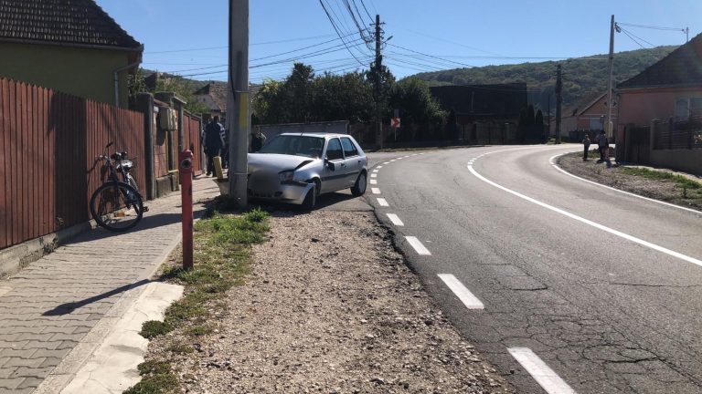 FOTO Şofer de 72 de ani, rănit după ce a intrat cu autoturismul într-un stâlp