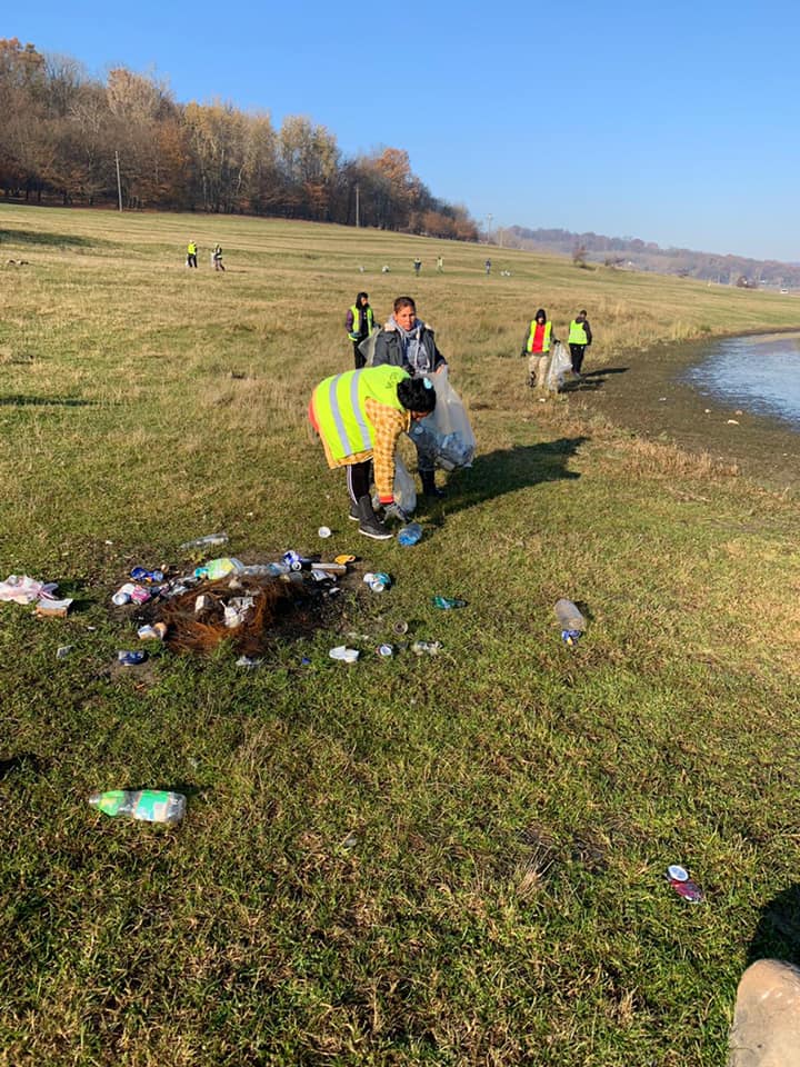 FOTO Sute de saci cu deşeuri strânşi din zona Barajului Ighişu Nou