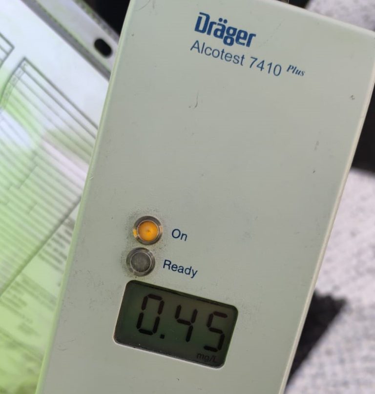 Sute de şoferi verificaţi de poliţişti pe autostradă. 28 dintre ei au primit amenzi