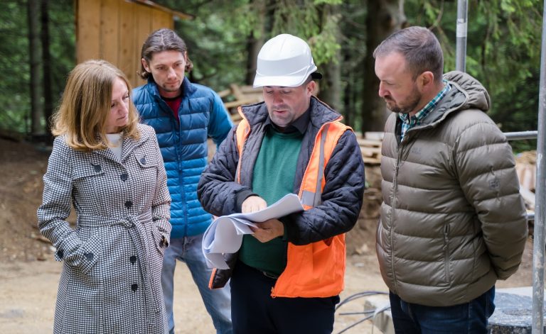 Se lucrează intens la noua Bază Salvamont din Păltiniș