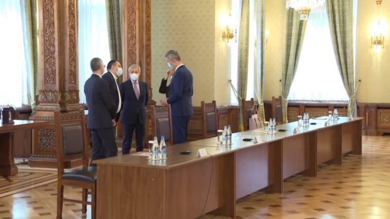 România în criză: Iohannis se gândește la posibilitatea de desemnare a lui Dacian Cioloș ca prim-ministru