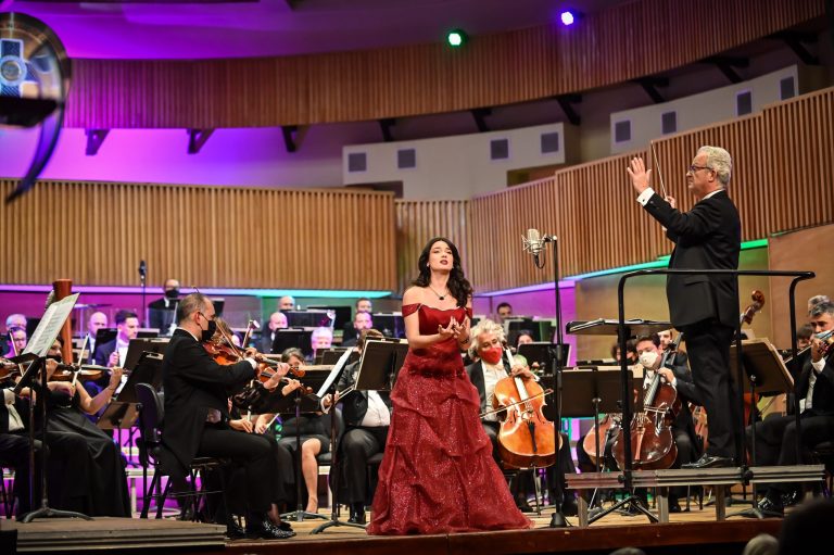 Soprana Virineia Pîrnău, câștigătoarea Galei de Operă de la Sibiu, invitată la Concertul de Crăciun