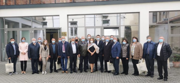 Oficiali din Republica Moldova primiți la CJ Sibiu de președinta Daniela Cîmpean care le-a prezentat beneficiile aduse de accesarea fondurilor UE pentru județul Sibiu