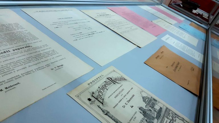 Expoziție documentară despre „Enciclopedia Română”, la Biblioteca ASTRA