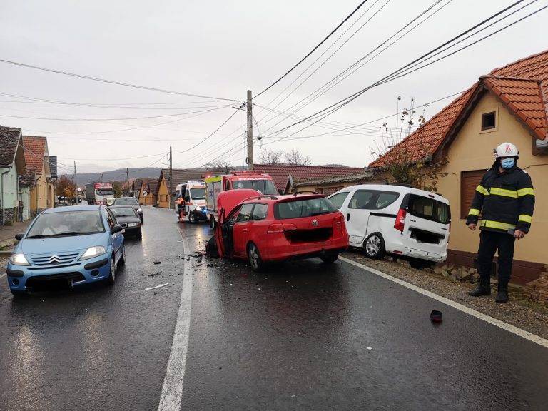 FOTO 3 persoane rănite într-un accident rutier pe Drumul Naţional 14