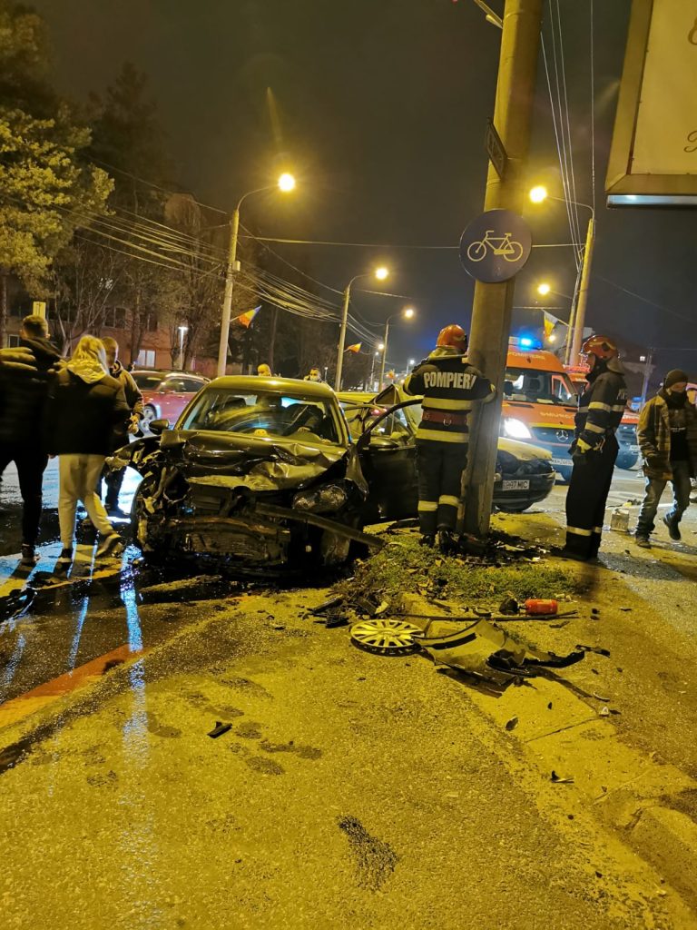 FOTO Bărbat descarcerat în urma unui accident rutier grav în Sibiu