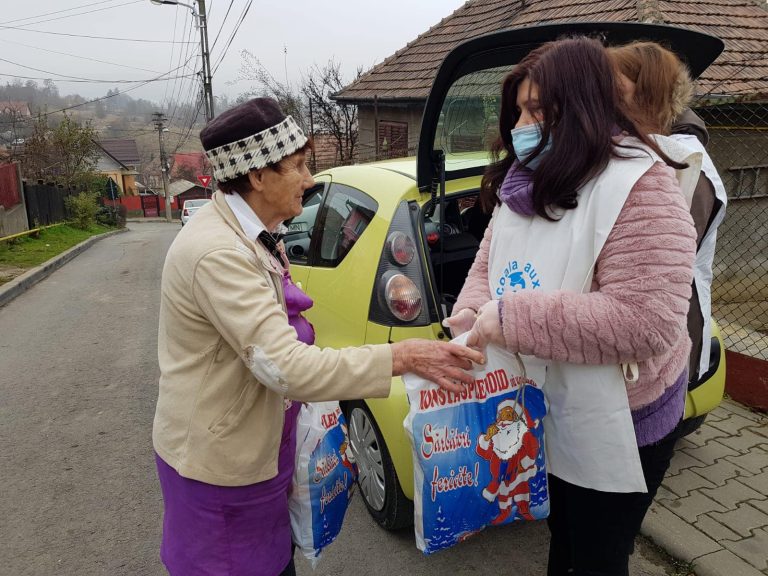 „Adoptă un bunic, adoptă un copil”, campanie a Şcolii Postliceale Auxila Mediaş