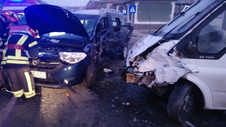 FOTO Două victime în urma unui impact între un microbuz și un autoturism