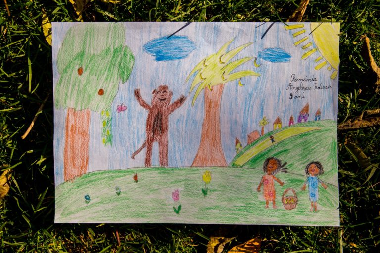 Poveste colectivă, scrisă de copiii din Sibiu, despre un virus și un cimpanzeu, publicată online de BIS Teatru   